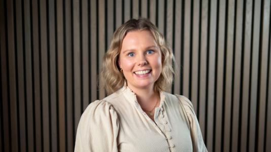 Hun tror trivsel smitter over på kundene